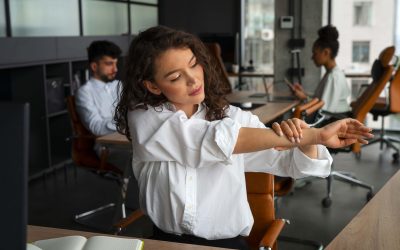 Sedentarietà al lavoro, i micro-workout da fare in ufficio in 5 minuti